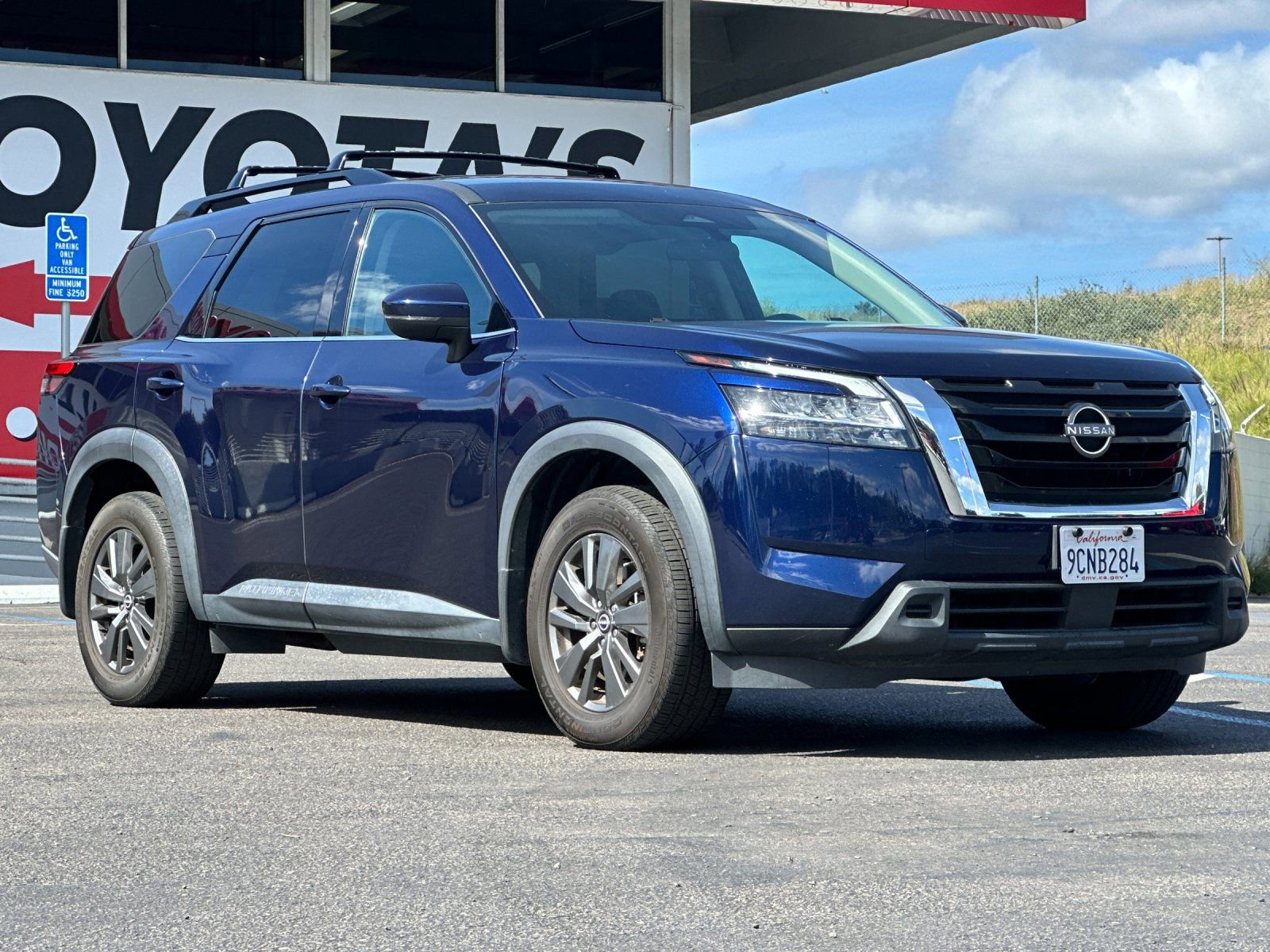 Used 2022 Nissan Pathfinder SV image 8