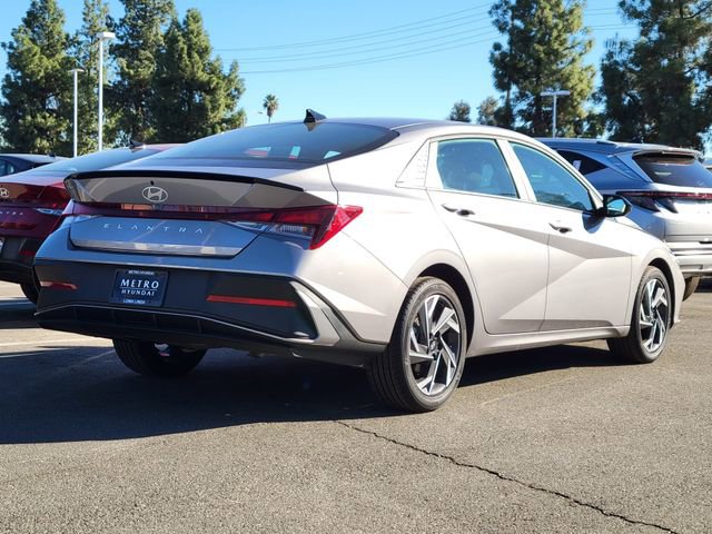 Used 2025 Hyundai Elantra Sport image 2