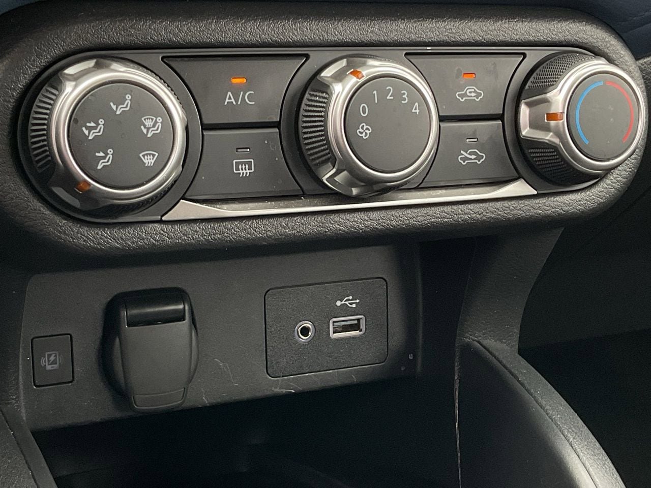 Used 2025 Nissan Versa SV image 30