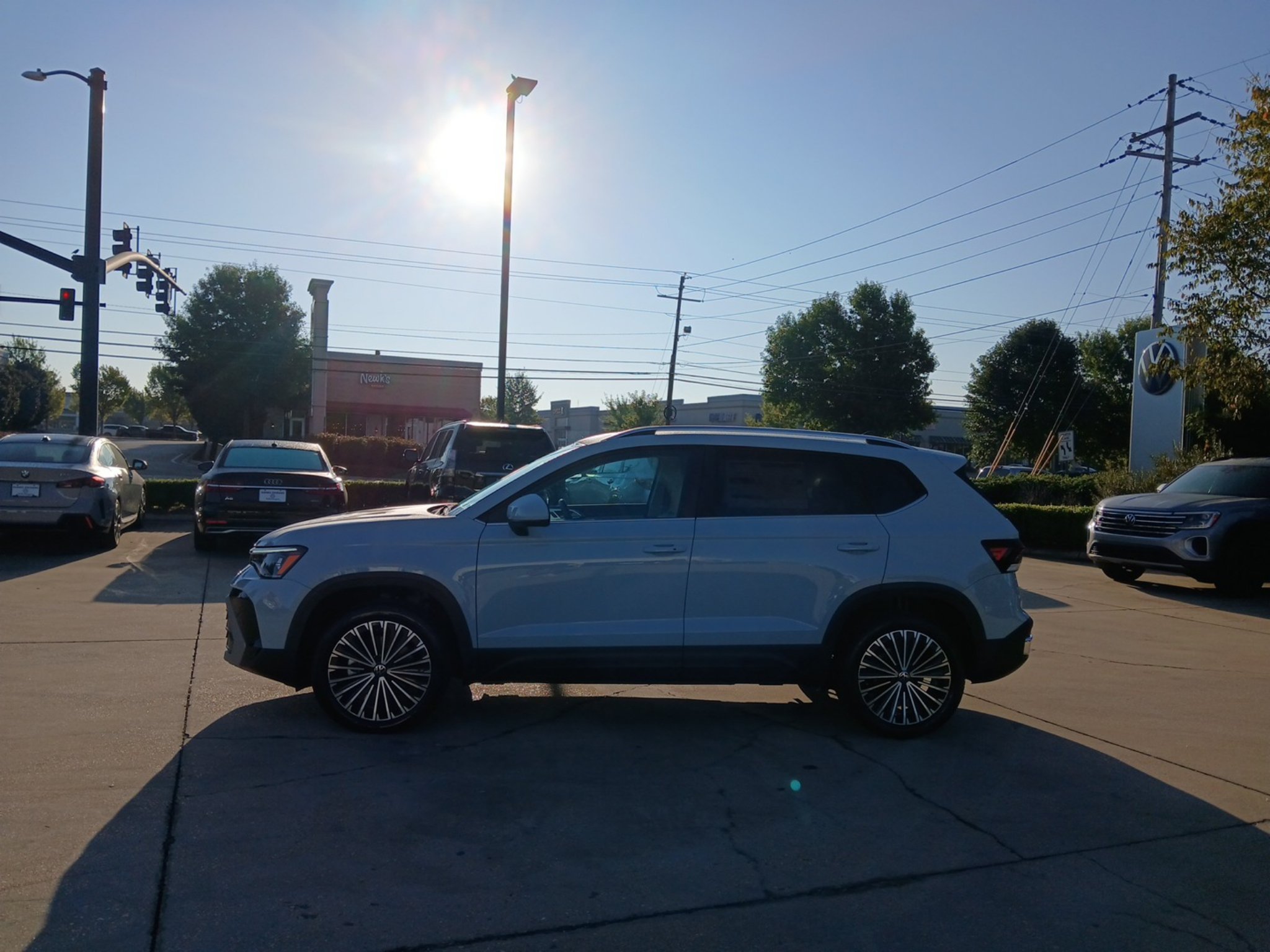 New 2027 Volkswagen Taos SE FWD image 4