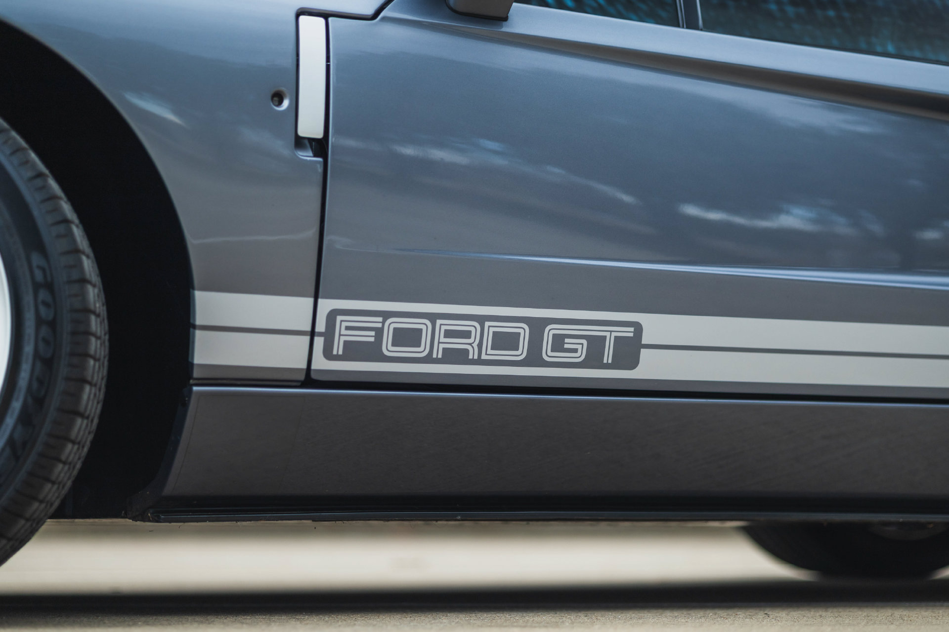 Used 2006 Ford GT RWD image 12