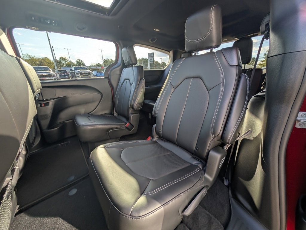 New 2026 Chrysler Pacifica Select image 13