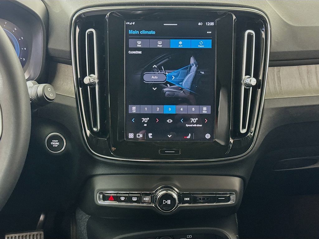 Used 2023 Volvo XC40 B5 Core w/ Convenience Package image 16