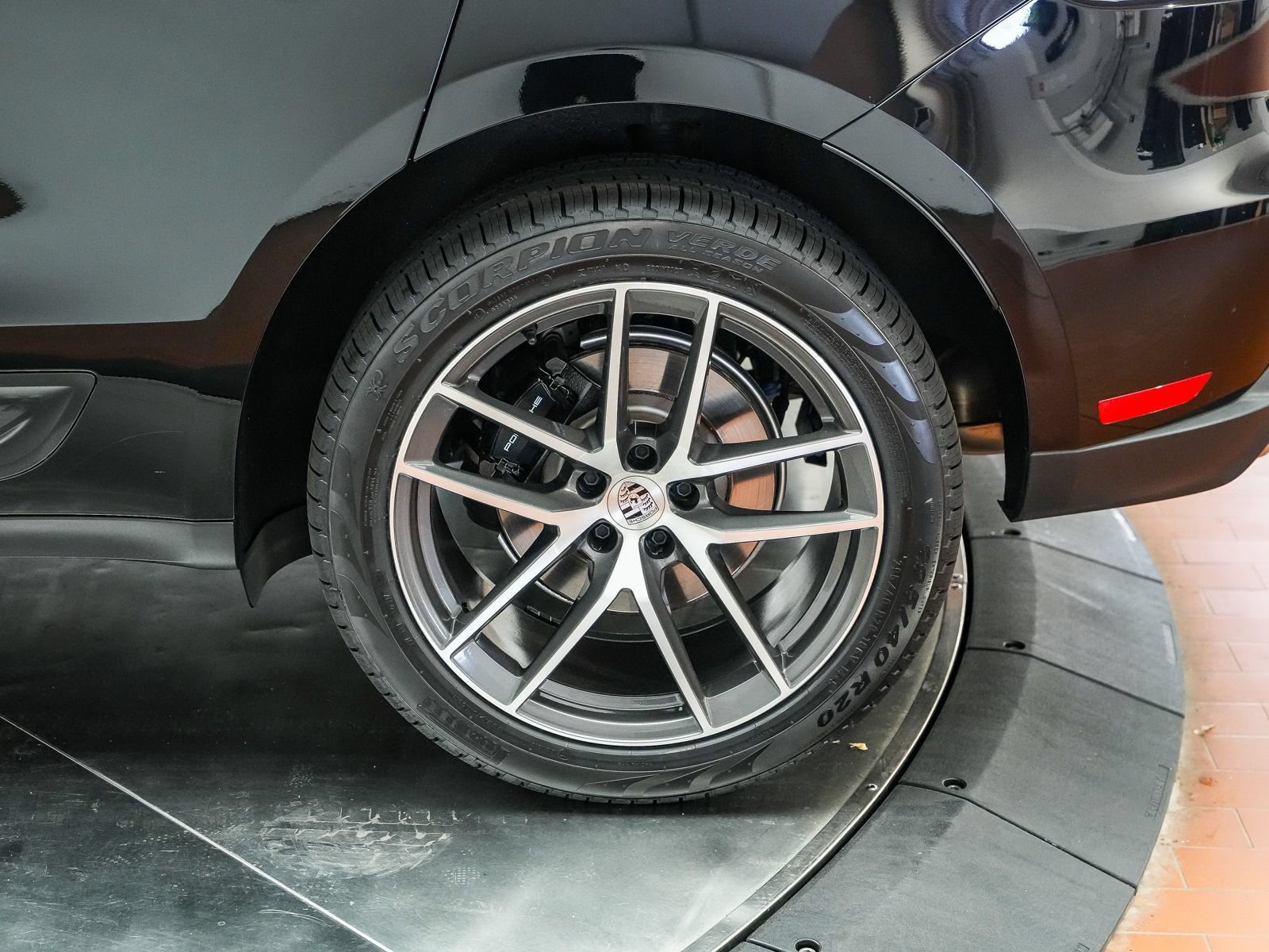 Certified 2024 Porsche Macan AWD/4WD image 13