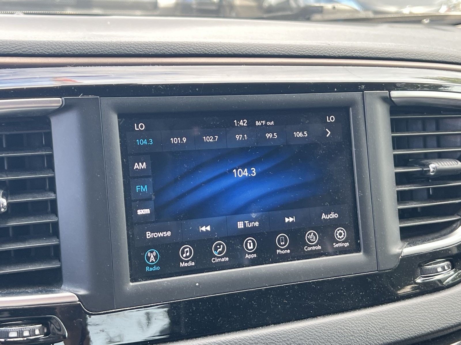 Used 2018 Chrysler Pacifica Touring-L FWD image 17