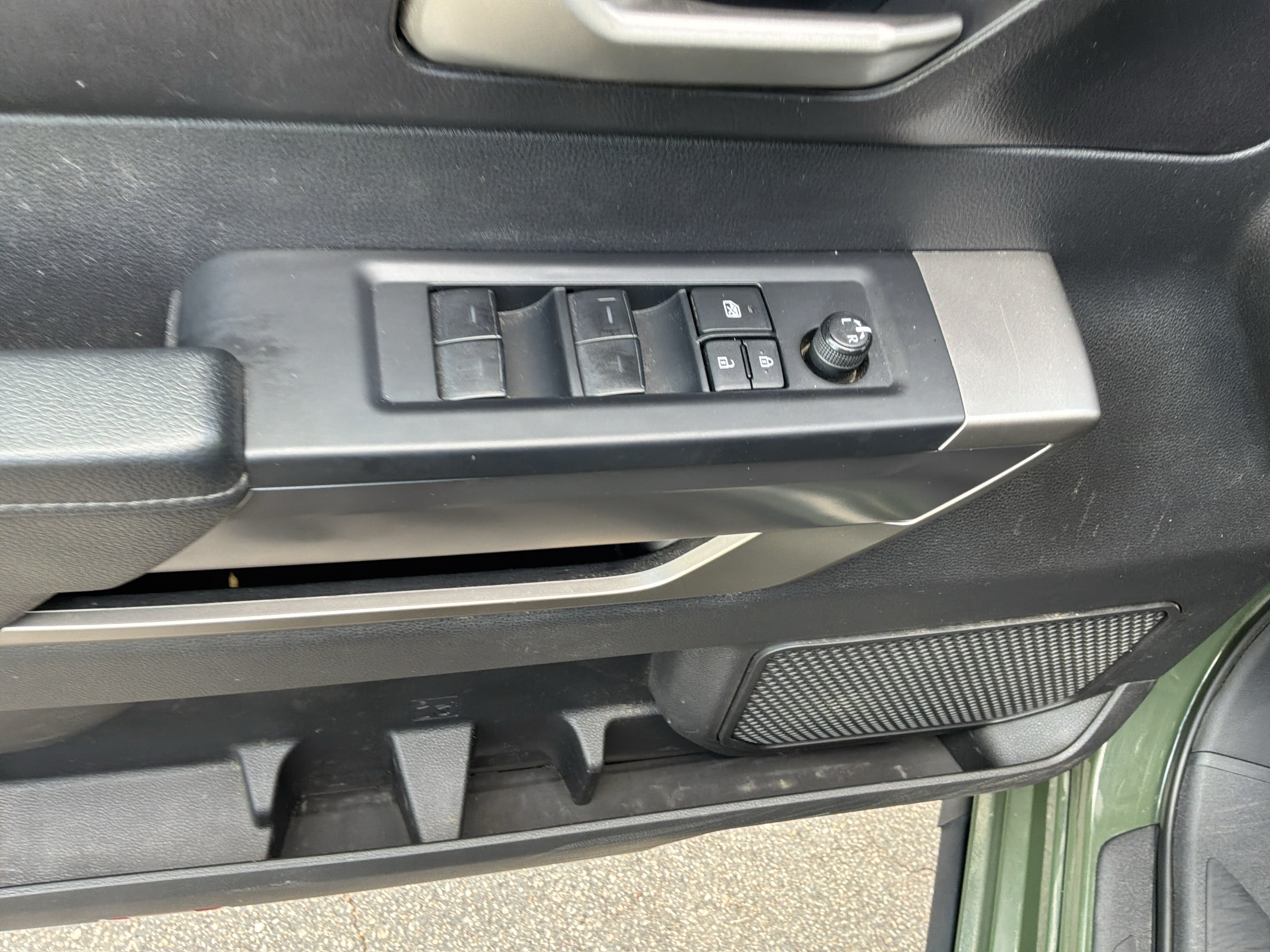 Used 2022 Toyota Tundra SR5 w/ SR5 Convenience Package AWD/4WD image 15