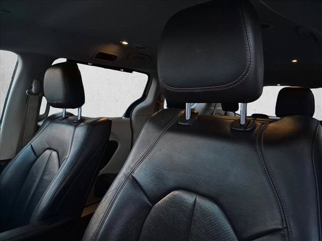 Used 2017 Chrysler Pacifica Touring-L Plus FWD image 5