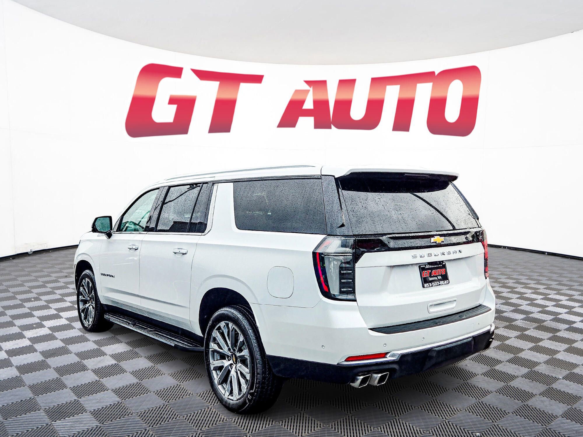 Used 2025 Chevrolet Suburban High Country image 5