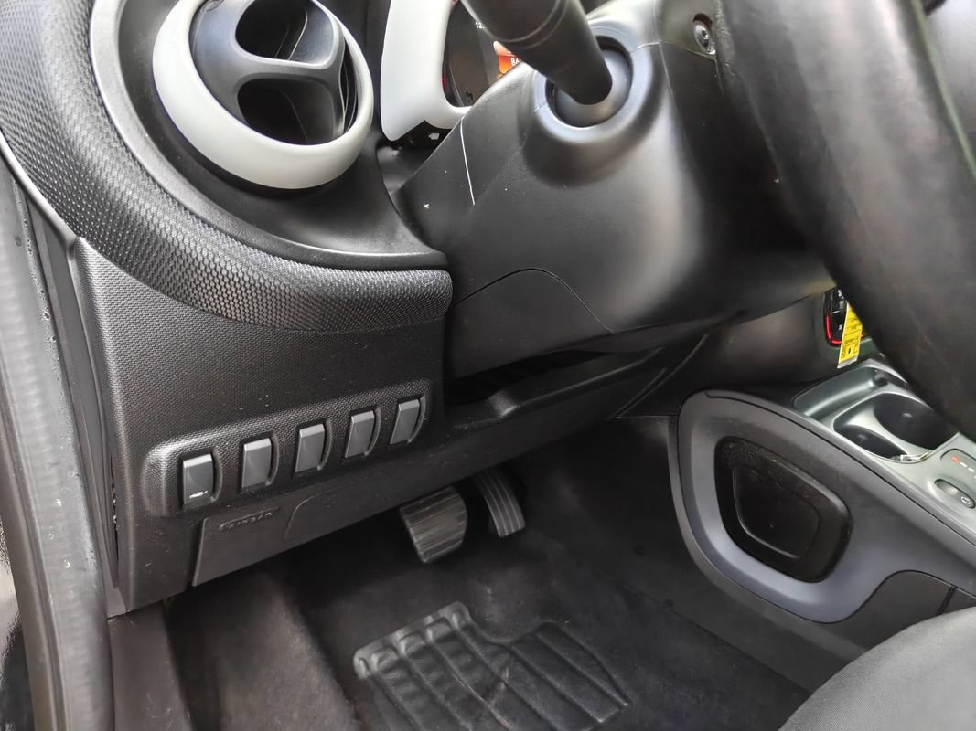Used 2016 smart fortwo pure RWD image 17