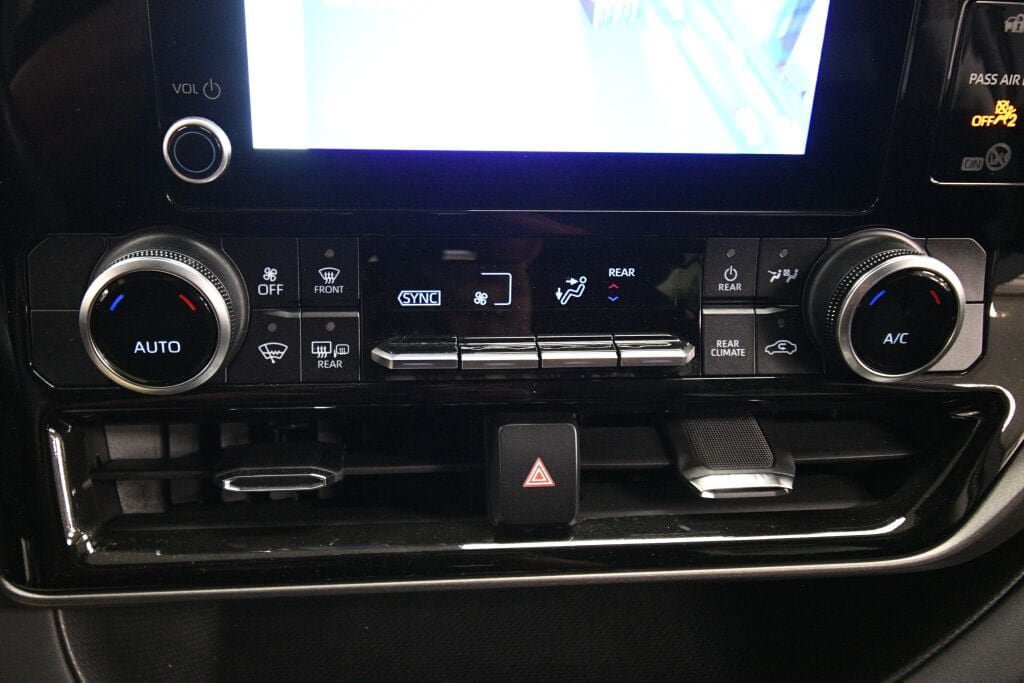 Used 2023 Toyota Highlander LE FWD image 15