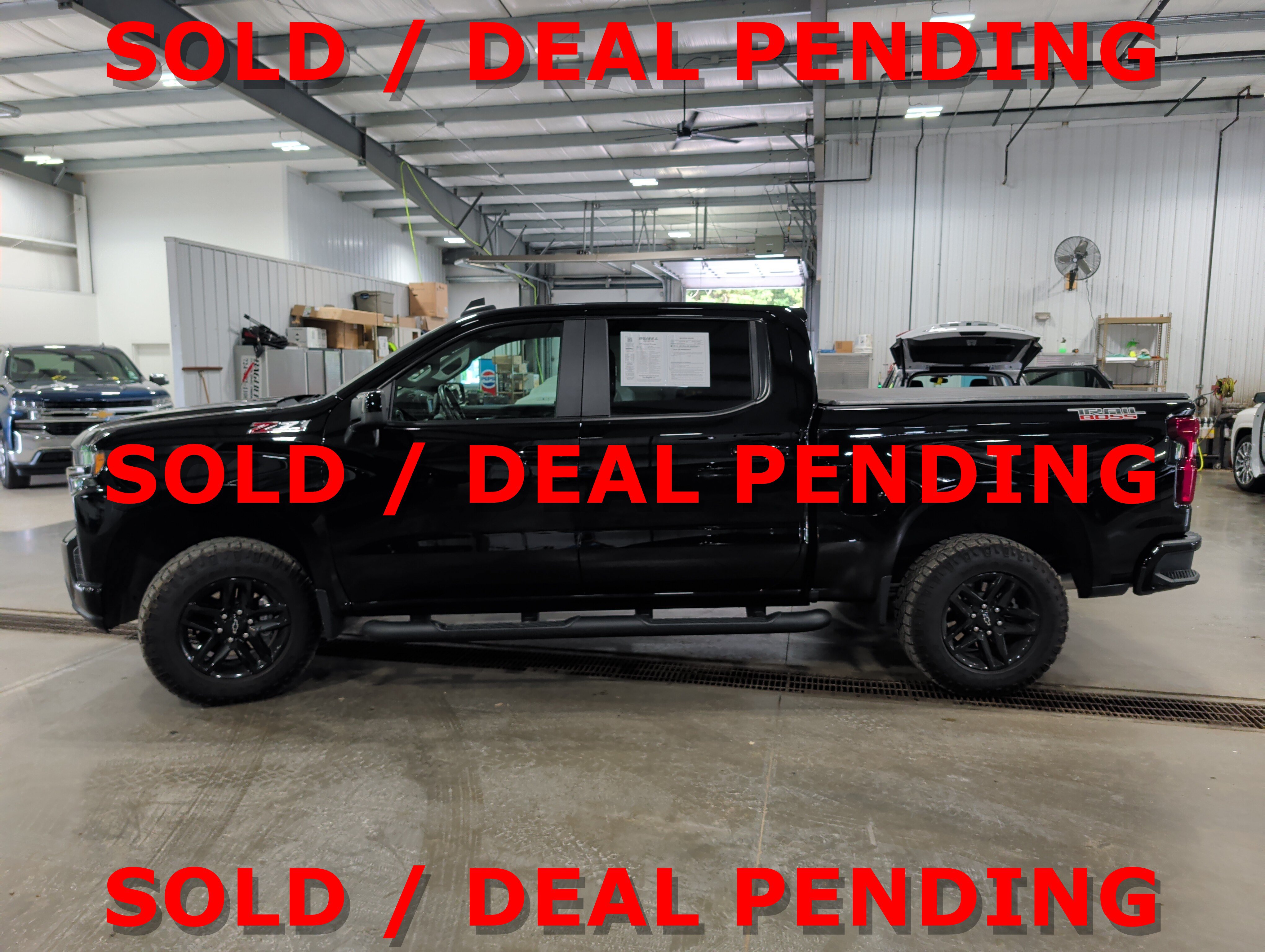 Used 2020 Chevrolet Silverado 1500 LT Trail Boss w/ Midnight Edition AWD/4WD image 5