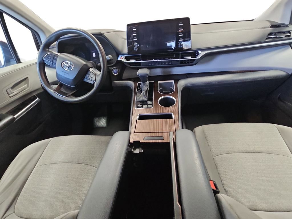 Used 2024 Toyota Sienna LE image 9