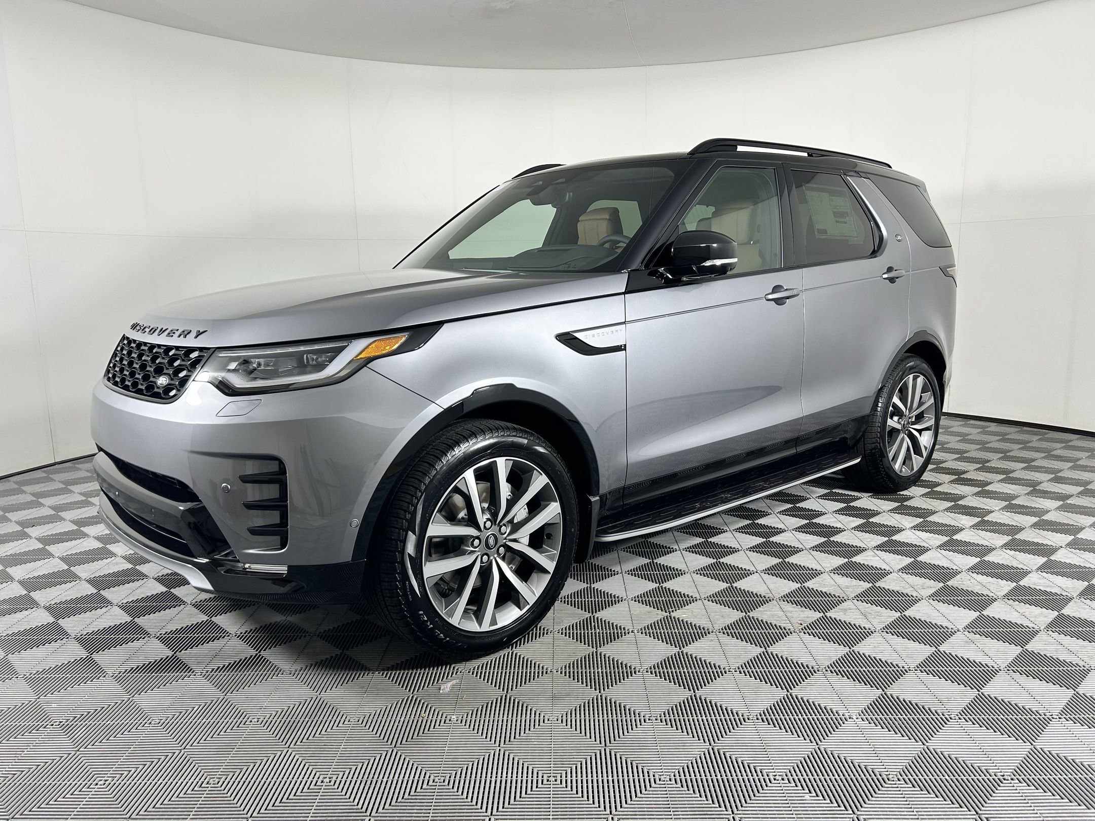 New 2025 Land Rover Discovery Dynamic SE
