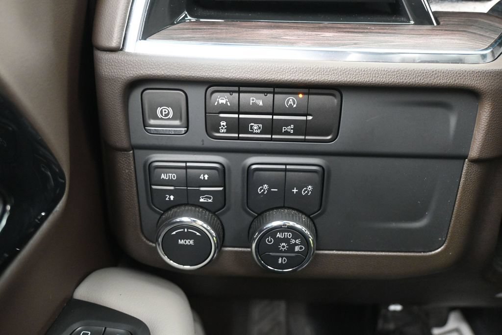 Used 2025 Chevrolet Suburban LT w/ Comfort Package AWD/4WD image 19