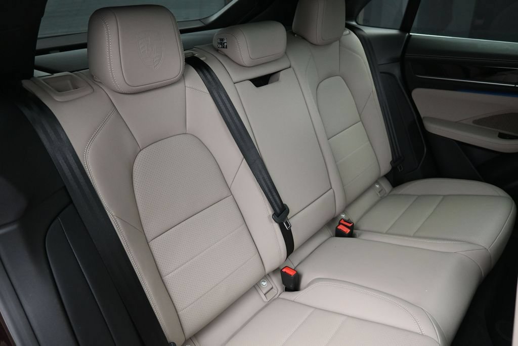 Certified 2025 Porsche Macan 4S Electric AWD/4WD image 28