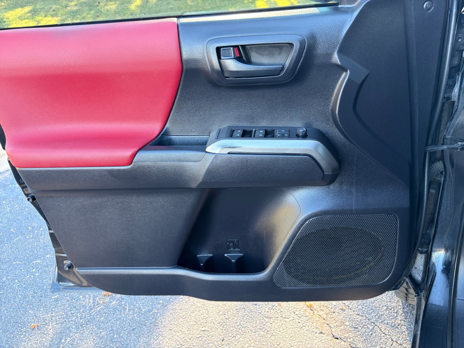 Used 2020 Toyota Tacoma SR5 AWD/4WD image 14