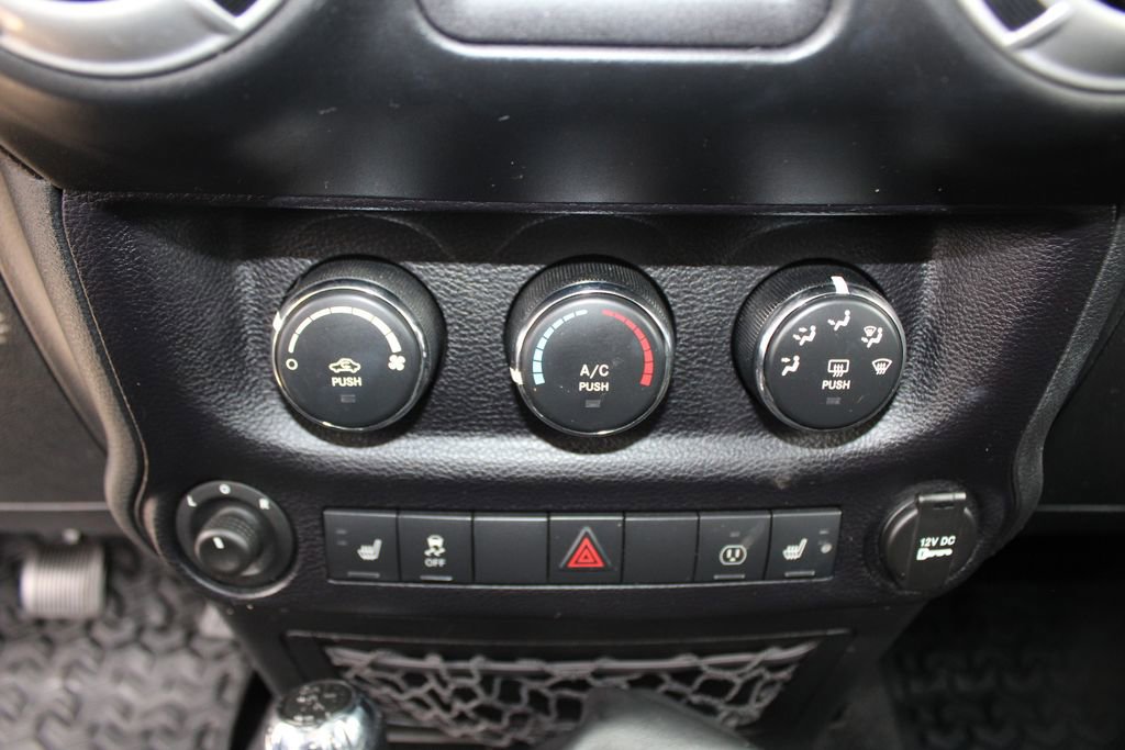 Used 2015 Jeep Wrangler Unlimited Rubicon w/ Connectivity Group AWD/4WD image 31