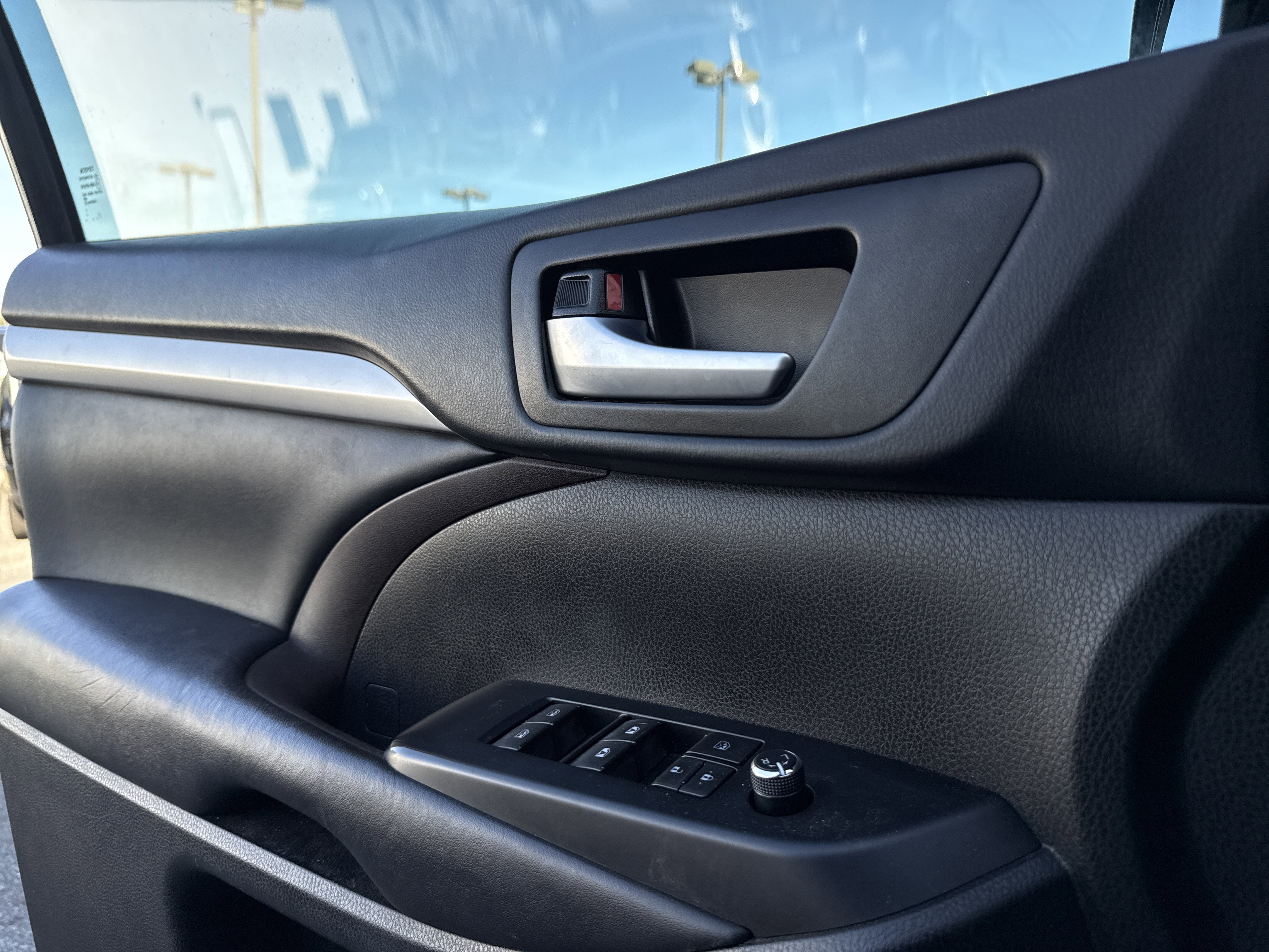 Used 2019 Toyota Highlander XLE image 11