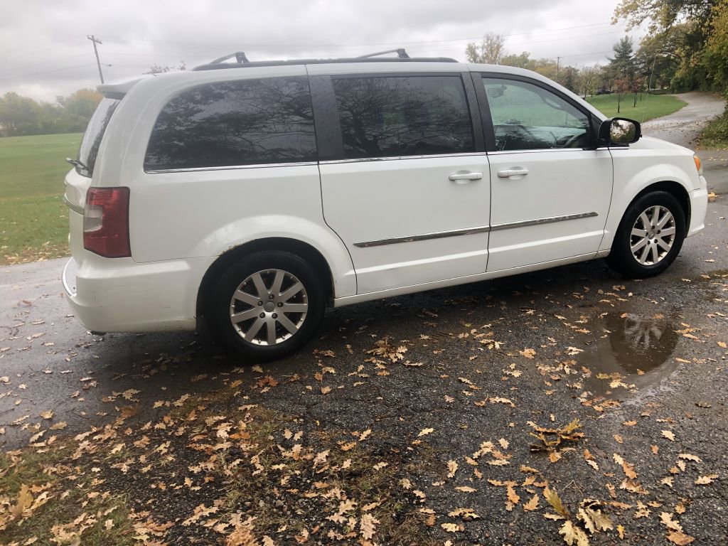 Used 2014 Chrysler Town & Country Touring image 9