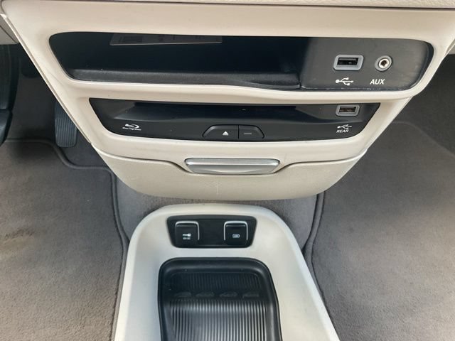 Used 2019 Chrysler Pacifica Touring-L Plus w/ Tire & Wheel Group FWD image 33
