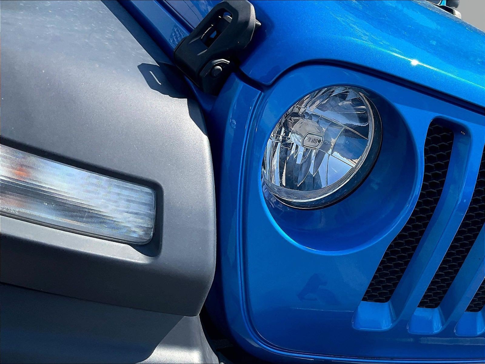 Used 2023 Jeep Wrangler Sport AWD/4WD image 32