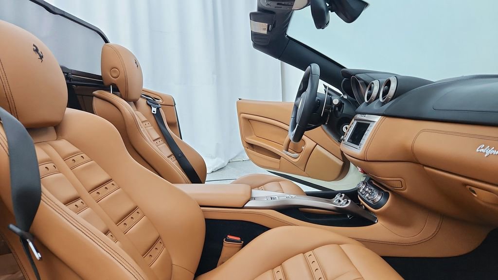 Used 2014 Ferrari California image 22