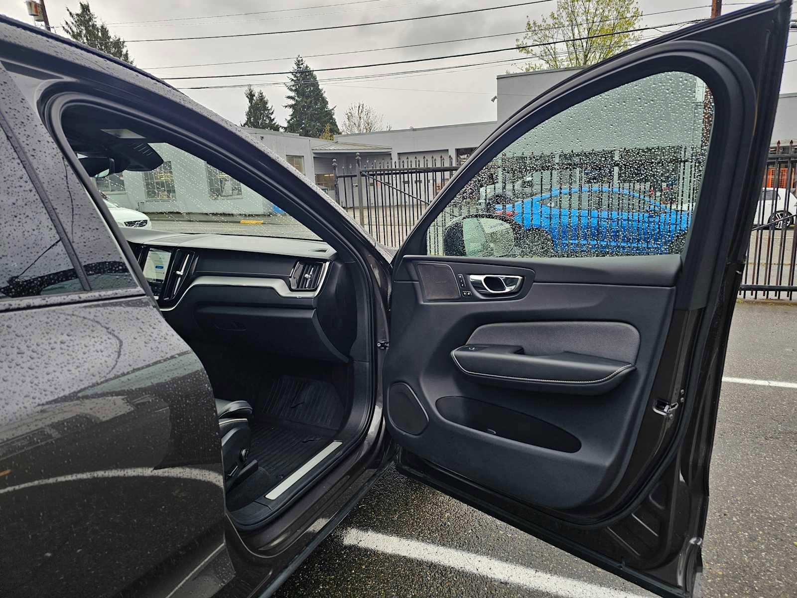 Used 2022 Volvo XC60 T8 R-Design w/ Advanced Package AWD/4WD image 10