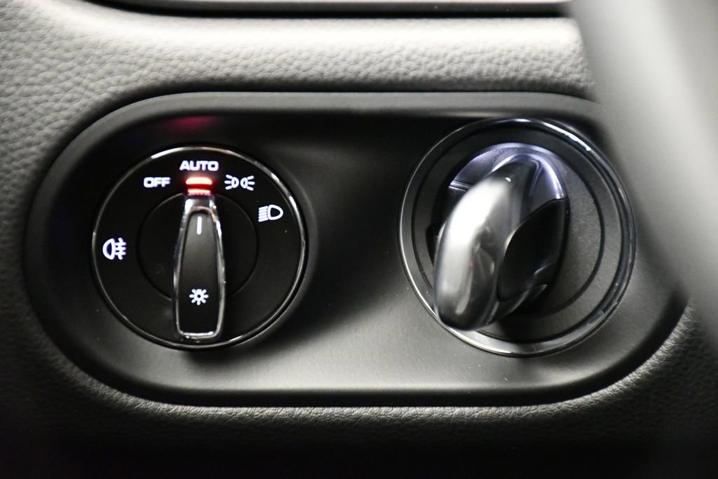 Certified 2025 Porsche Macan Turbo image 24