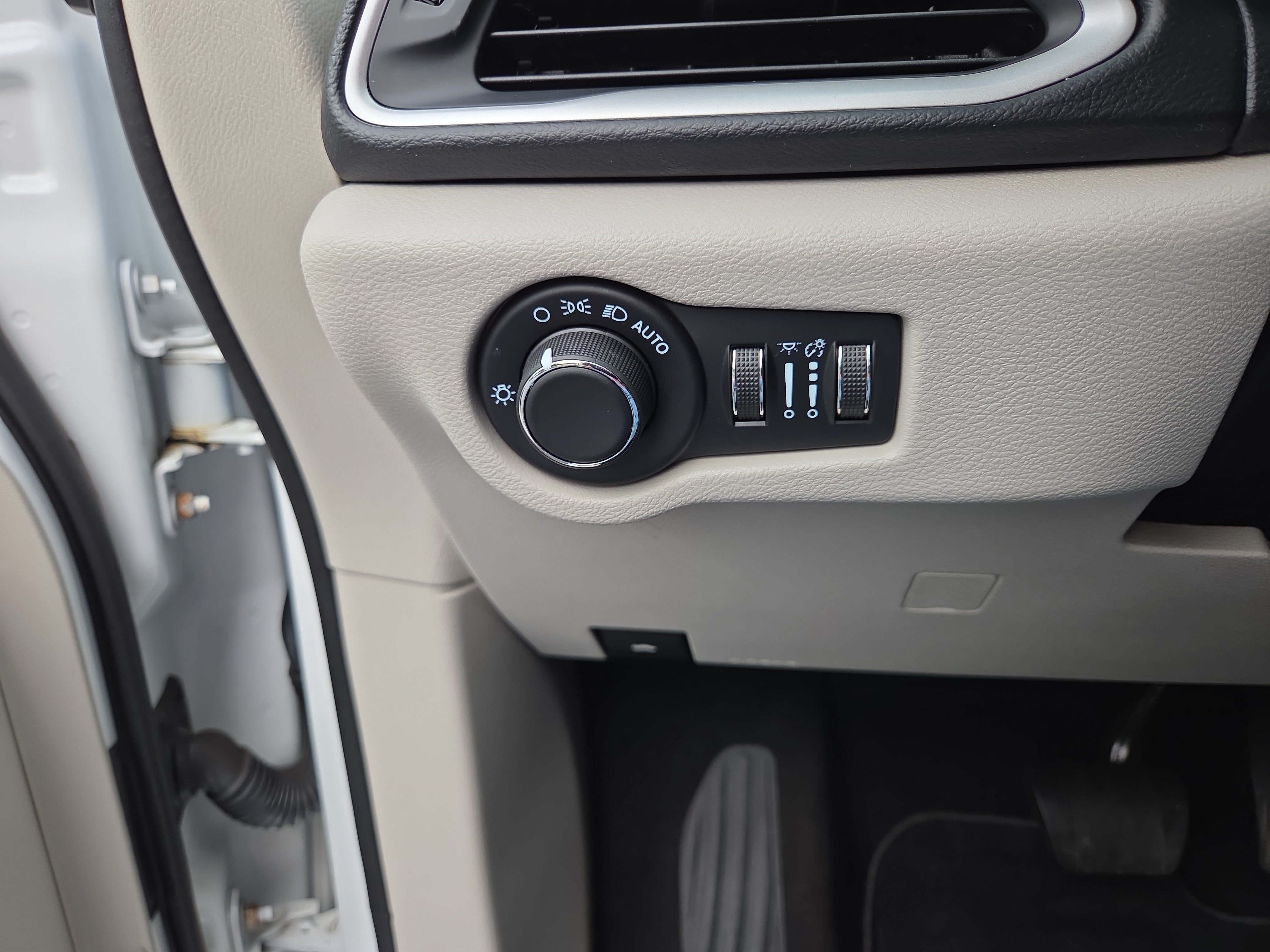 Certified 2022 Chrysler Voyager LX FWD image 29