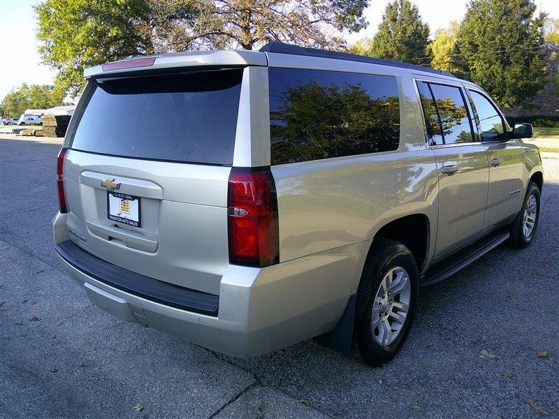 Used 2017 Chevrolet Suburban LT w/ Luxury Package image 5