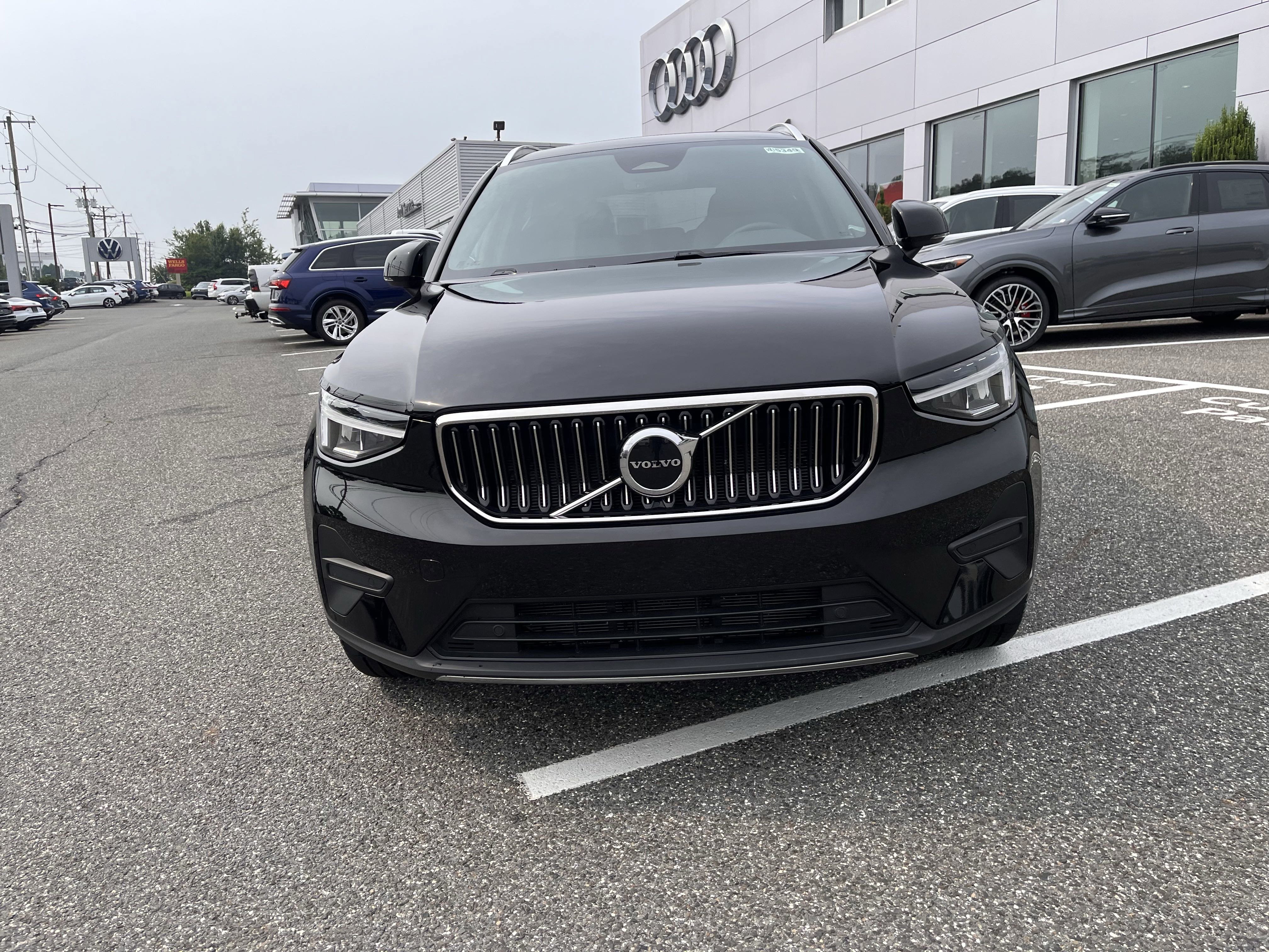 Certified 2025 Volvo XC40 B5 Core image 2
