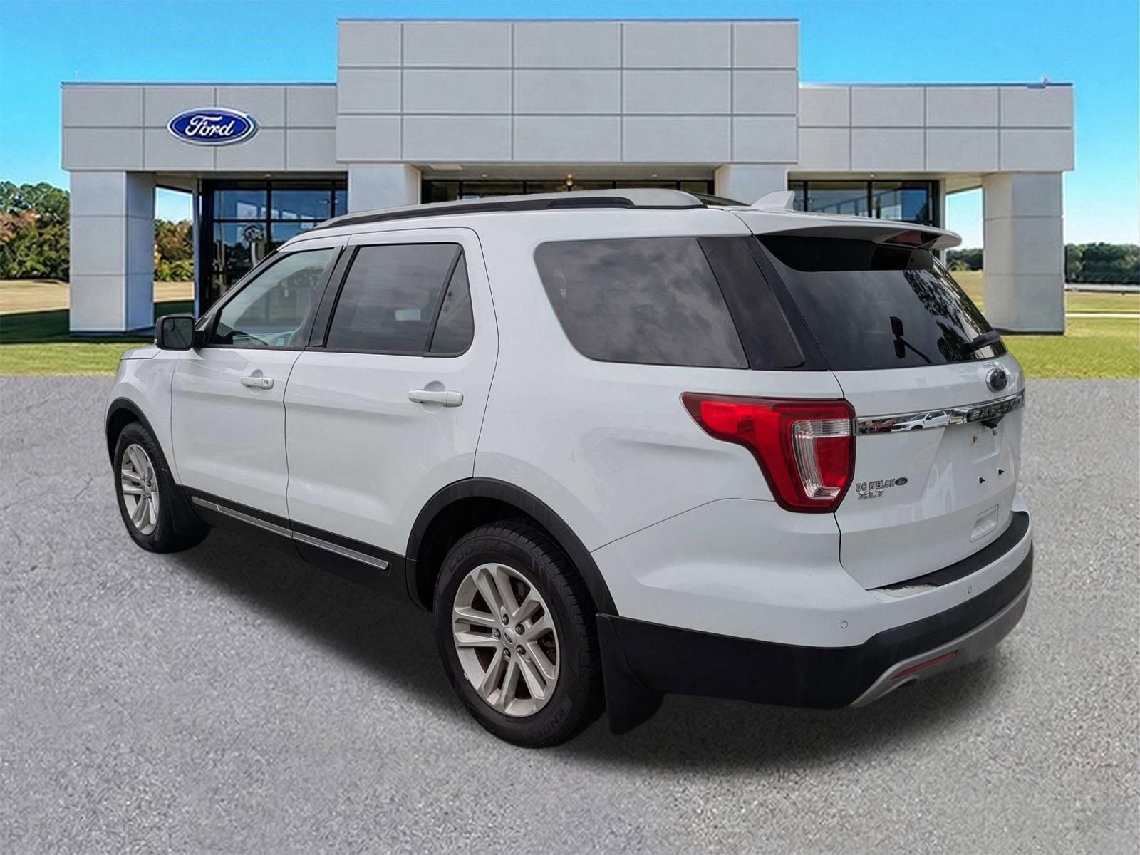 Used 2017 Ford Explorer XLT w/ Equipment Group 202A FWD image 3