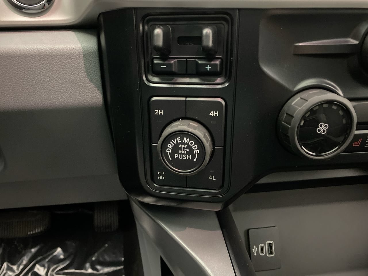 New 2026 Ford F350 XLT w/ XLT Premium Package AWD/4WD image 19