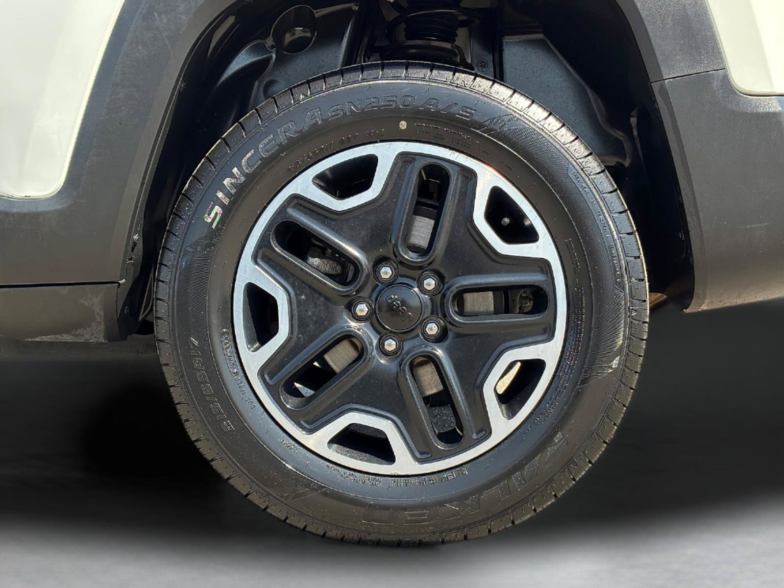 Used 2017 Jeep Renegade Trailhawk AWD/4WD image 12