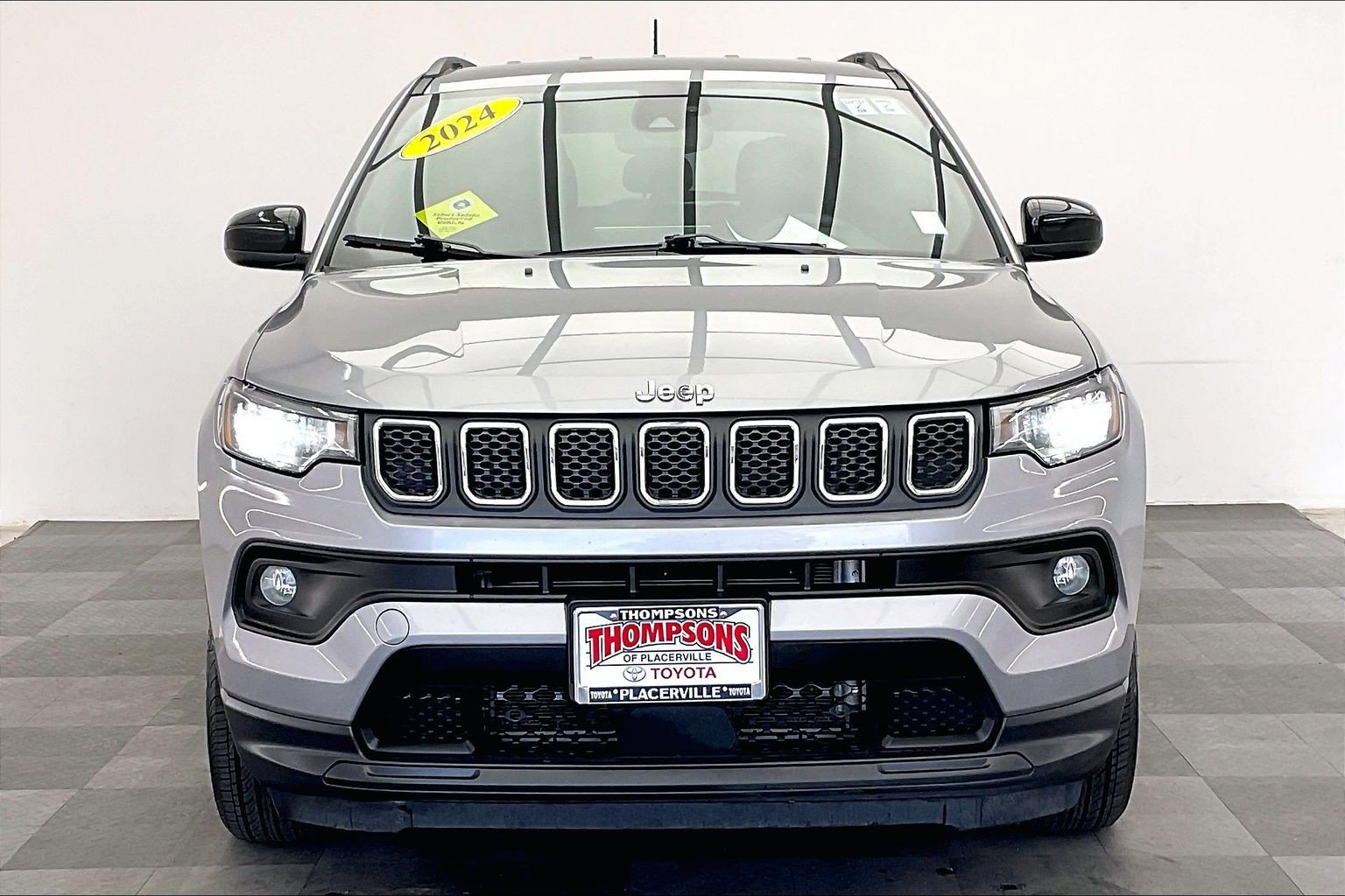 Used 2024 Jeep Compass Latitude AWD/4WD image 2