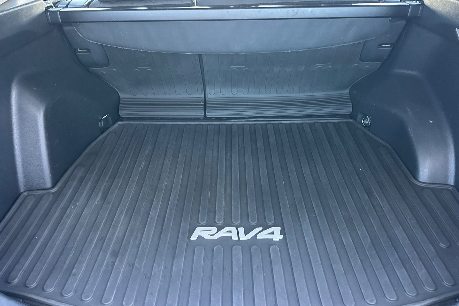 Certified 2021 Toyota RAV4 XLE w/ XLE Grade Weather Package AWD/4WD image 15
