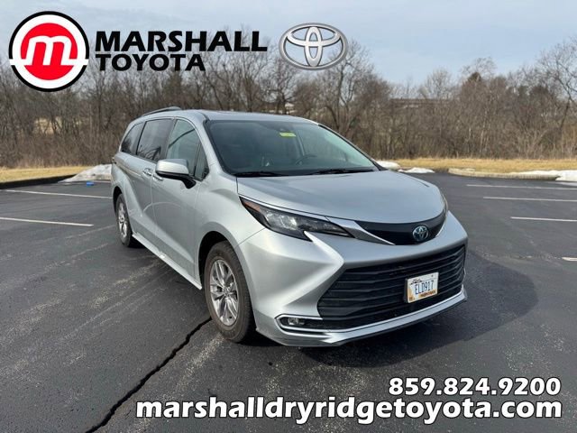 Used 2024 Toyota Sienna XLE image 1