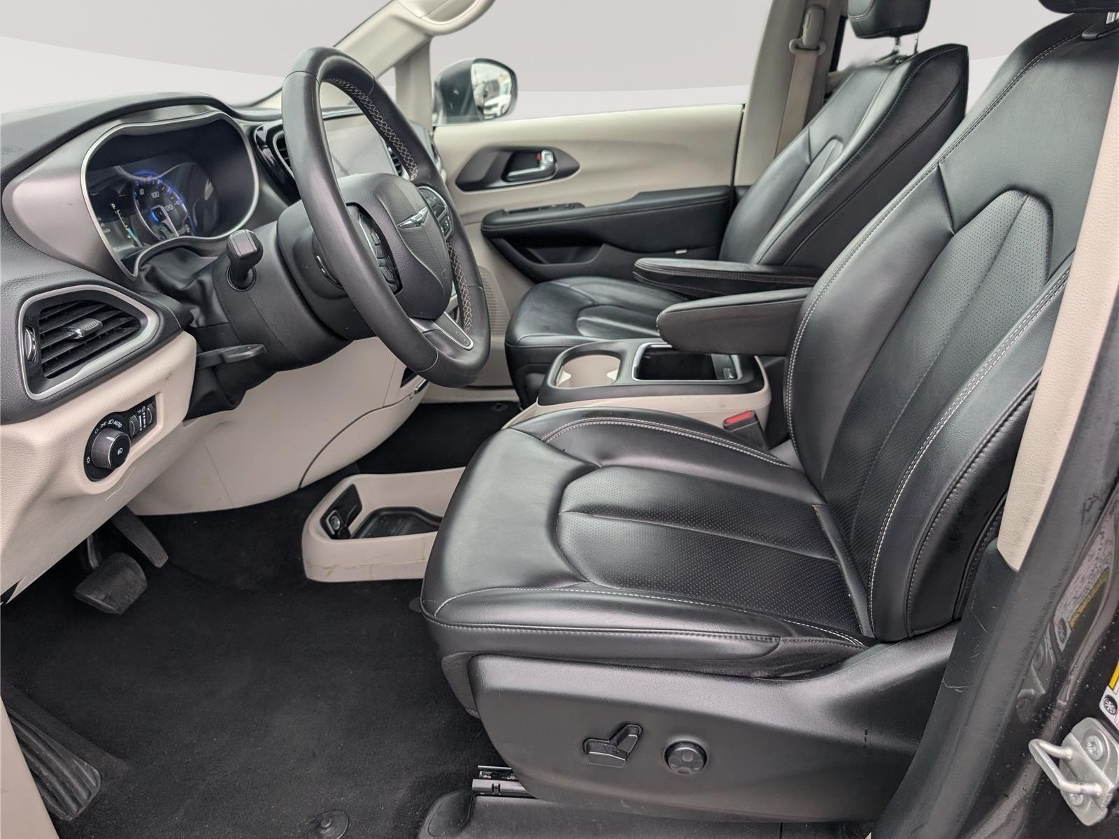 Used 2023 Chrysler Pacifica Touring-L FWD image 16