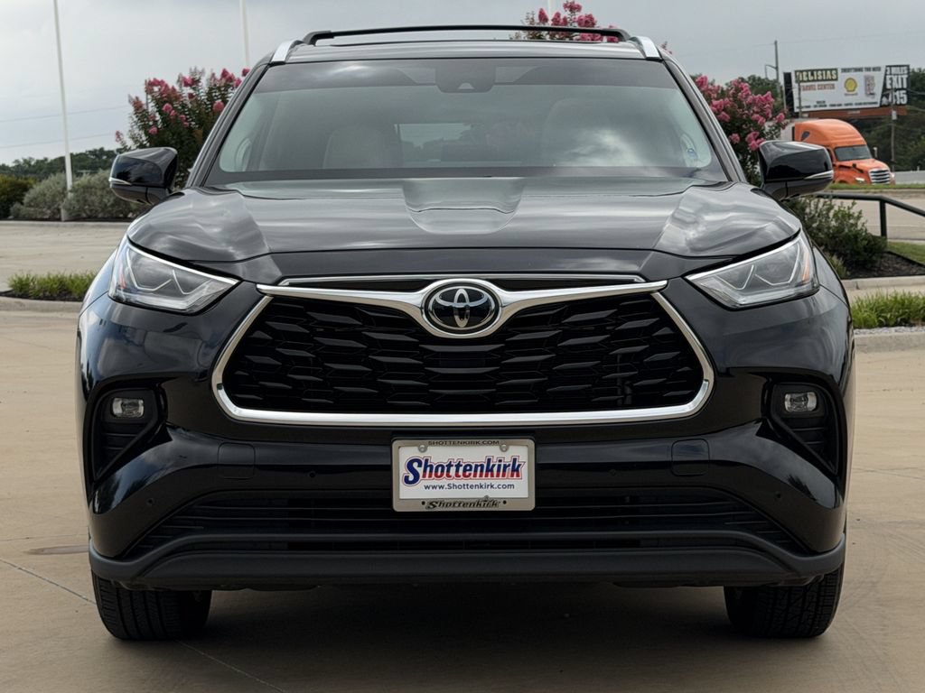 Used 2023 Toyota Highlander Limited FWD image 7