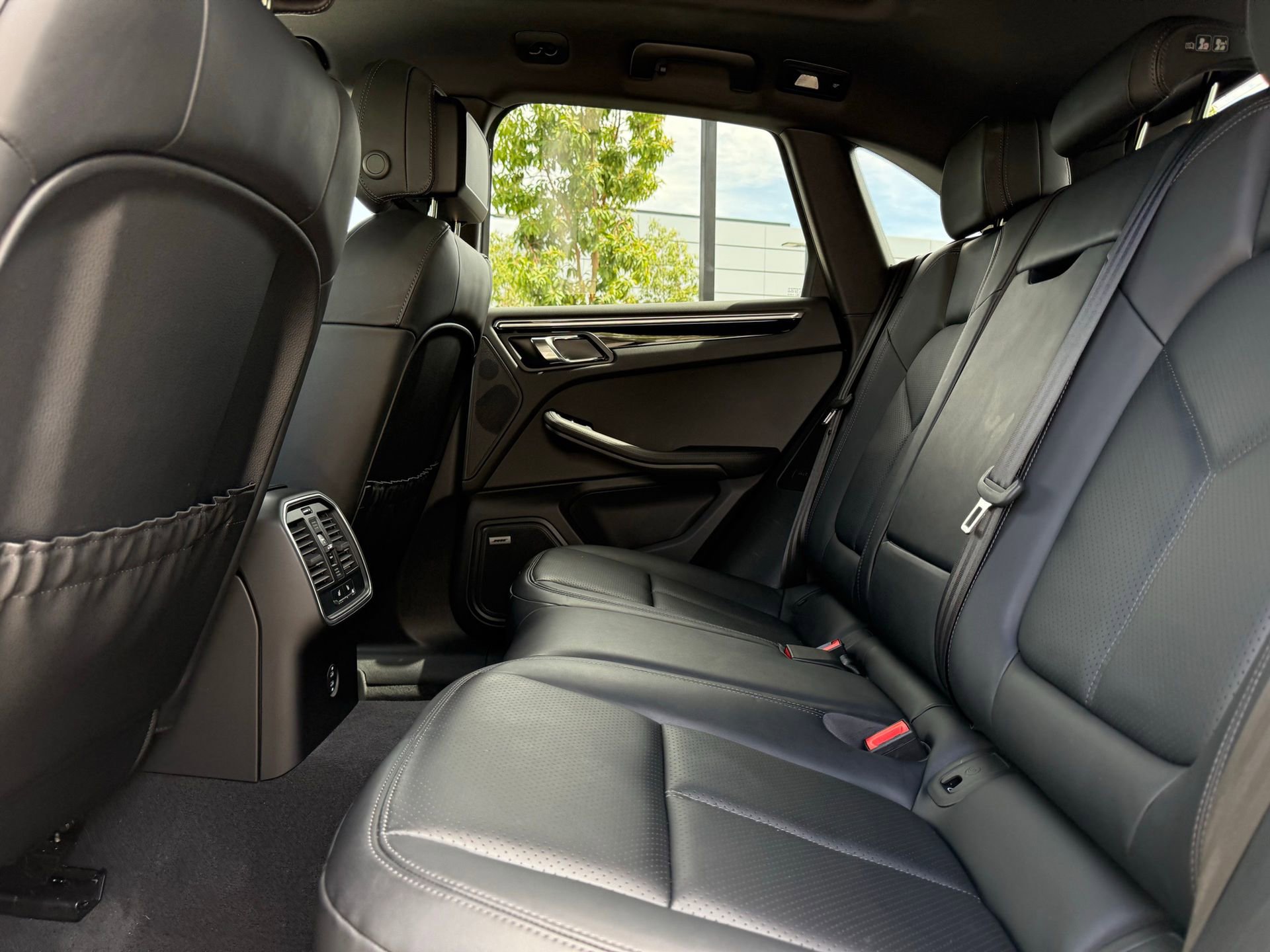 Certified 2025 Porsche Macan image 30