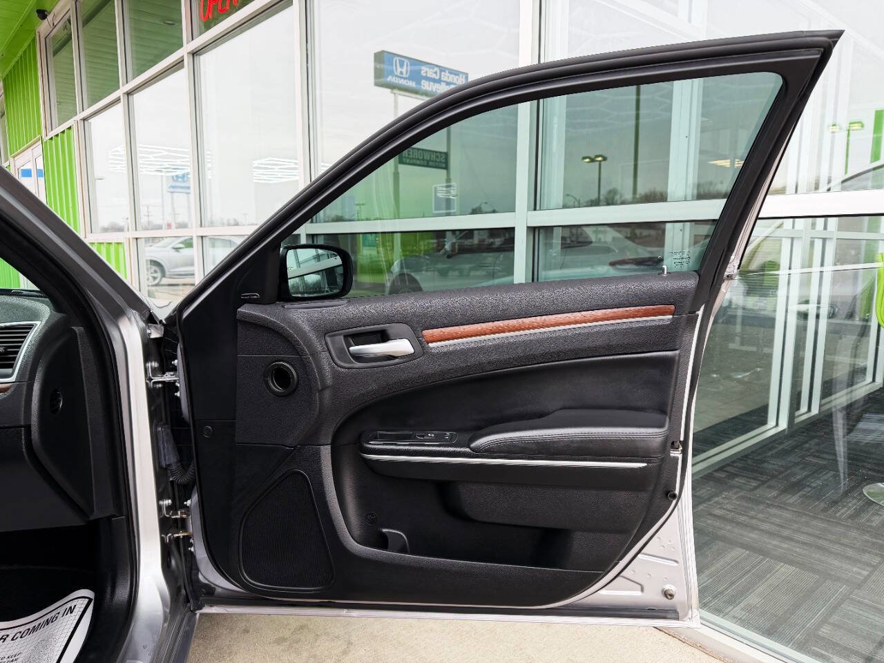 Used 2017 Chrysler 300 C Platinum image 49