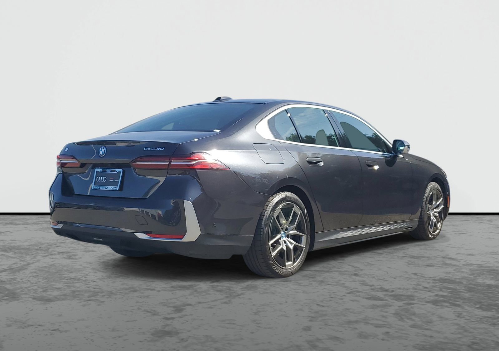 Used 2024 BMW i5 eDrive40i RWD image 4