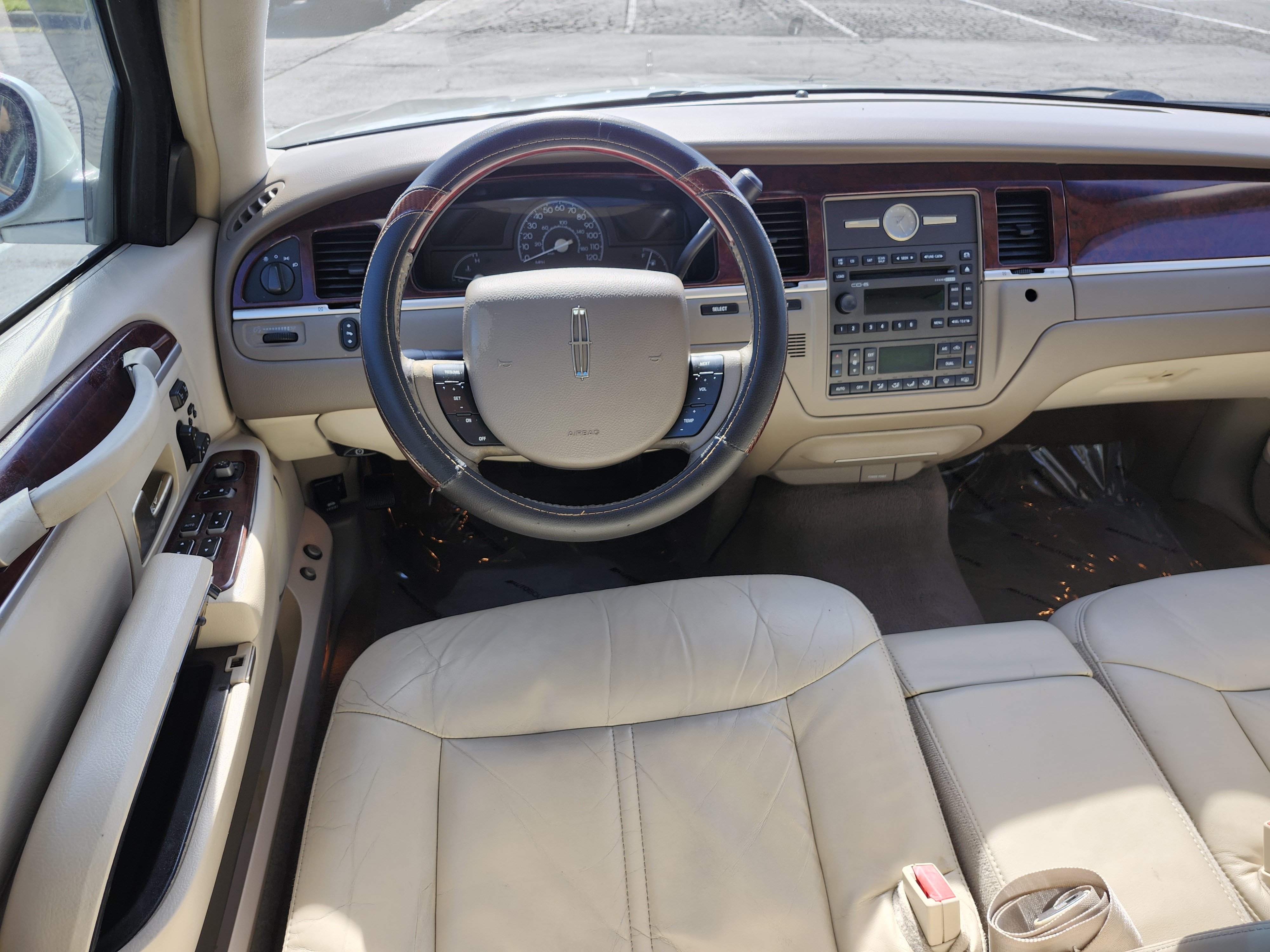 Used 2005 Lincoln Town Car Signature Limited RWD image 25