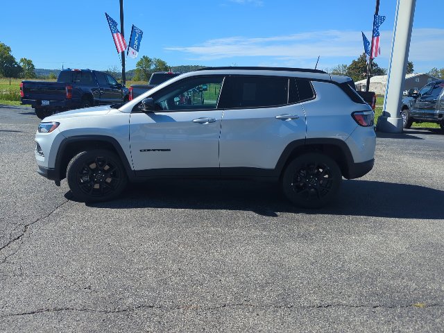 Used 2025 Jeep Compass Latitude w/ Convenience Group AWD/4WD image 27