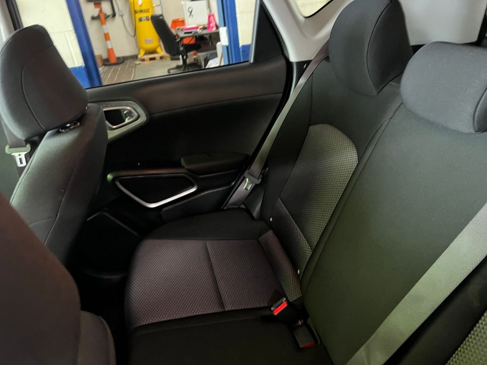 Used 2025 Kia Soul LX w/ LX Technology Package FWD image 34