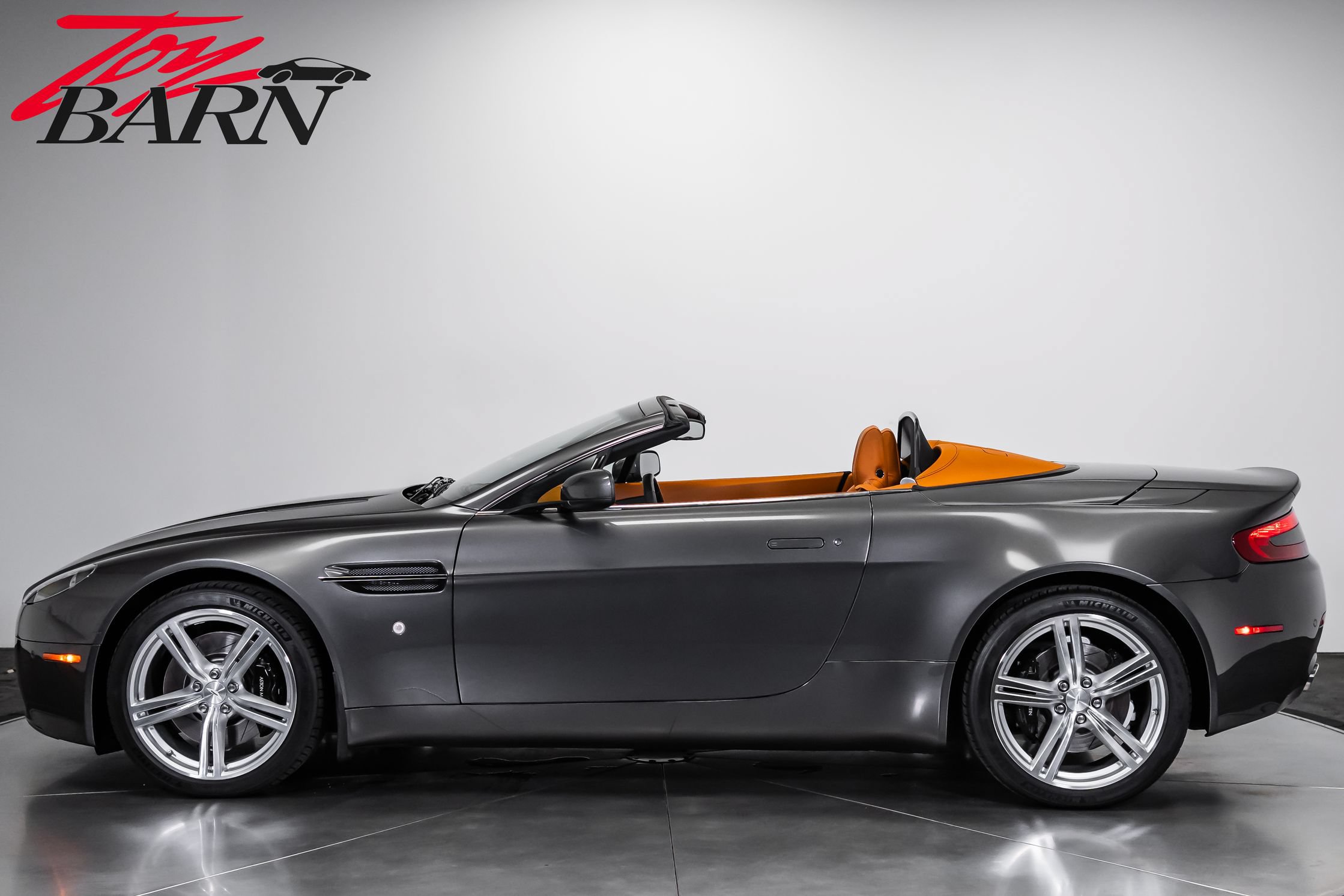 Used 2009 Aston Martin V8 Vantage Roadster RWD image 2