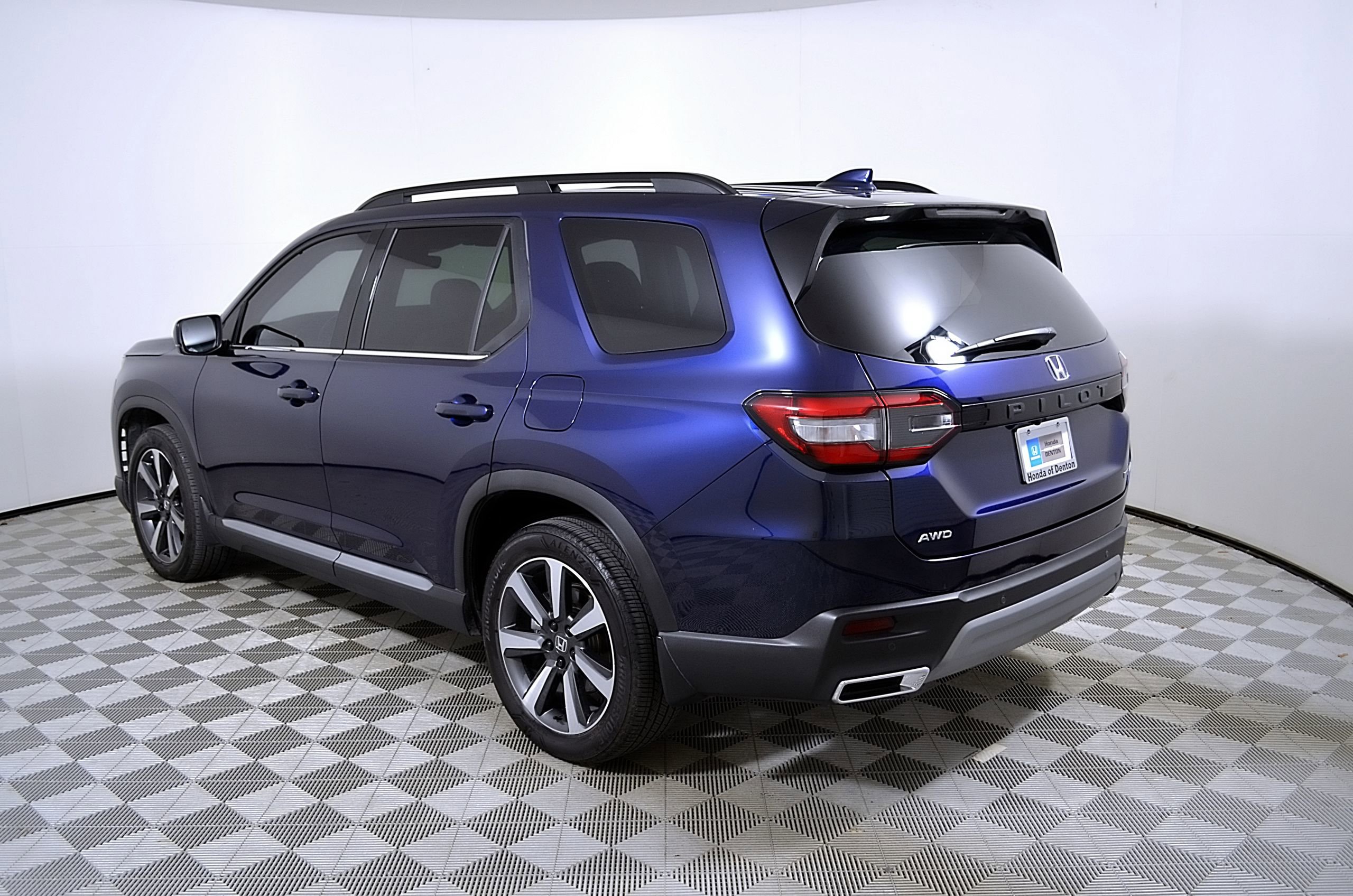 Used 2025 Honda Pilot Touring image 10