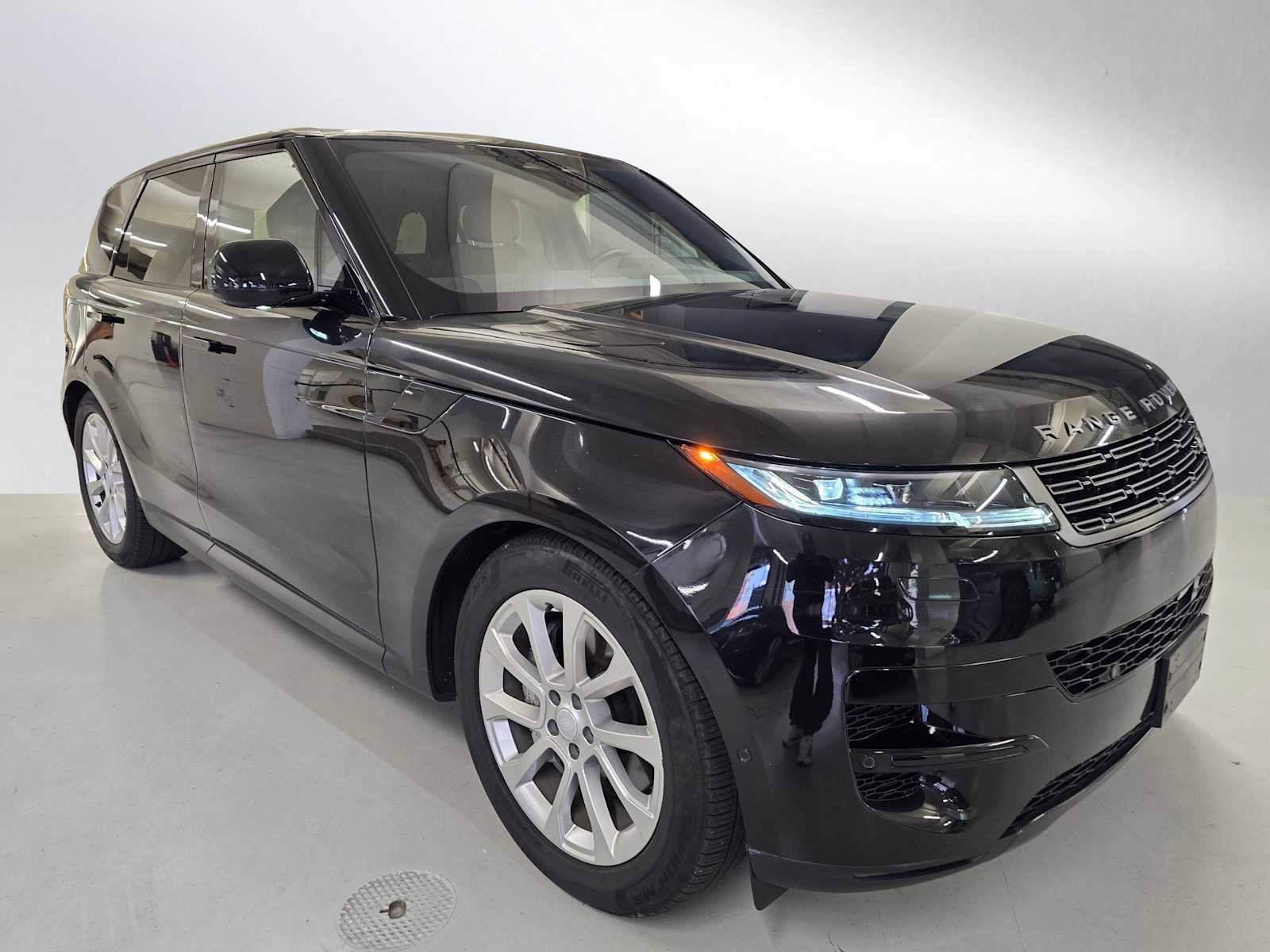 Used 2025 Land Rover Range Rover Sport SE AWD/4WD image 7