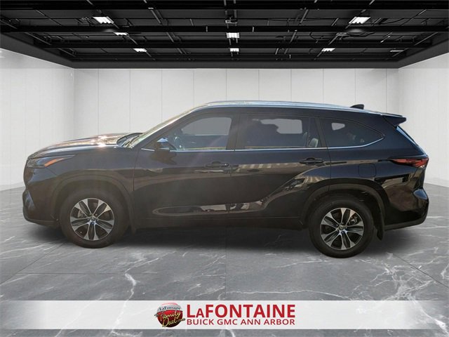Used 2024 Toyota Highlander XLE image 2