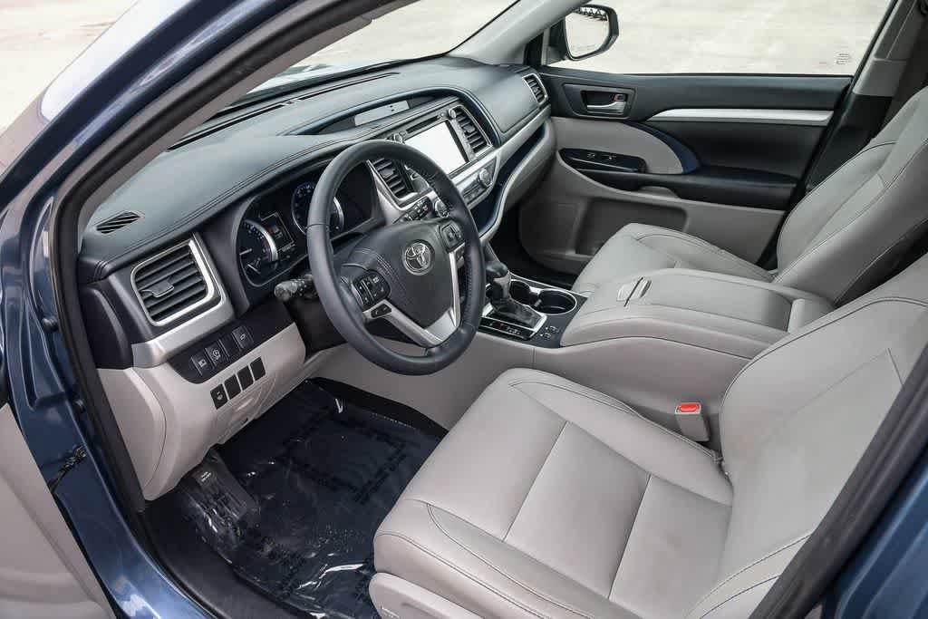 Used 2017 Toyota Highlander XLE FWD image 16